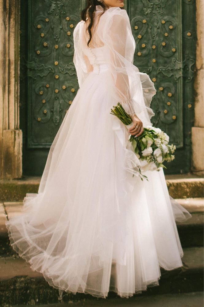 весільна сукня кольору айворі