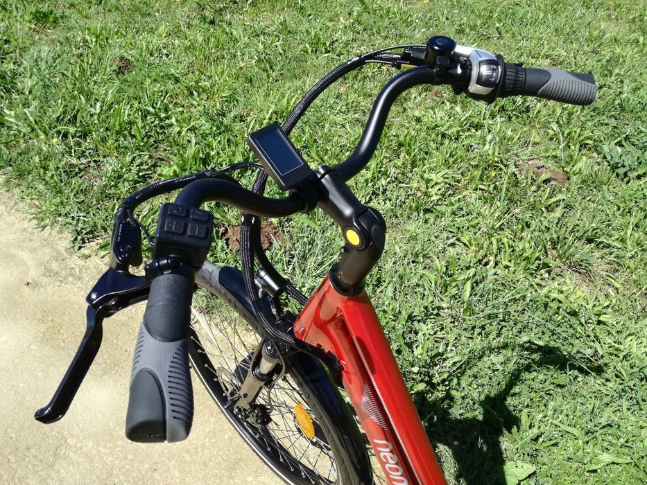 Bicicleta elétrica Neomouv Carlina, roda 26, autonomia 70km, de 2021