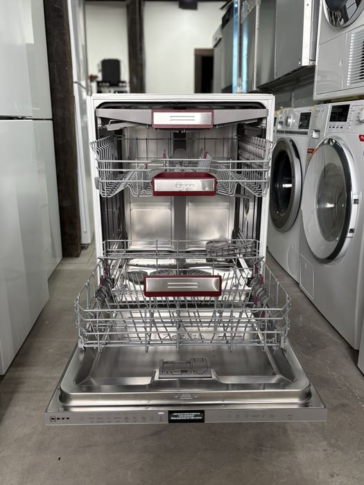 Посудомийна машина Neff з проекцією на підлогу — топова модель