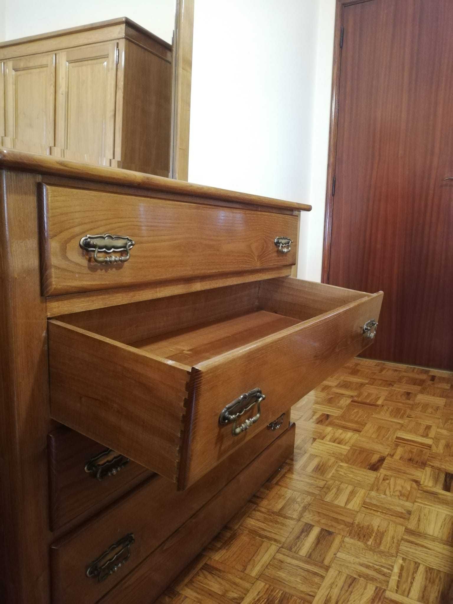 Cama, cómoda e mesas de cabeceira