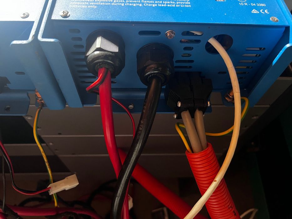 Інвектор перетворювач струму гібрид  Victron Energy