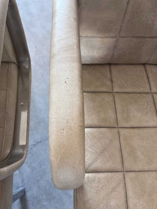 Cadeirões de pele em bege - Qtd. 2 Und.