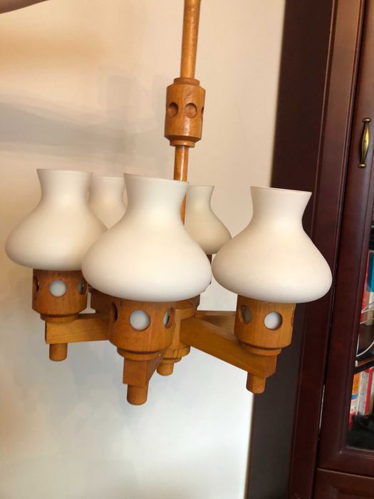 Stary żyrandol drewniany z białymi kloszami