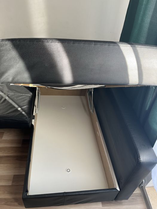 Czarny narożnik z funkcją spania