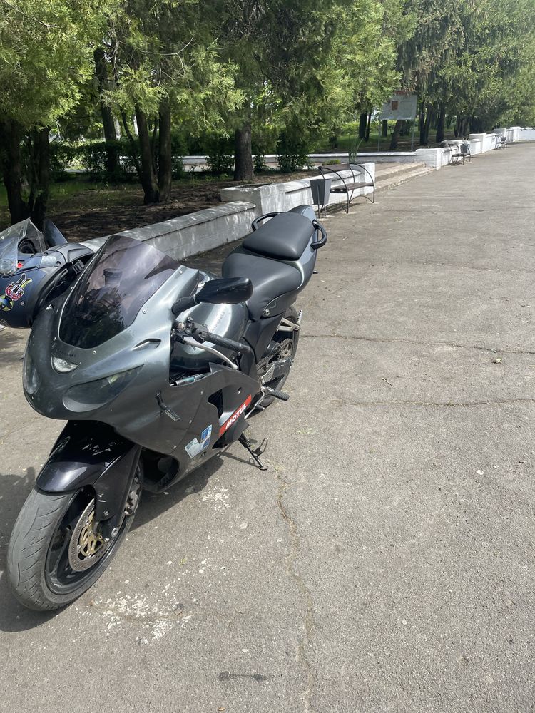 Kawasaki zzr600 під відновлення або на запчастини