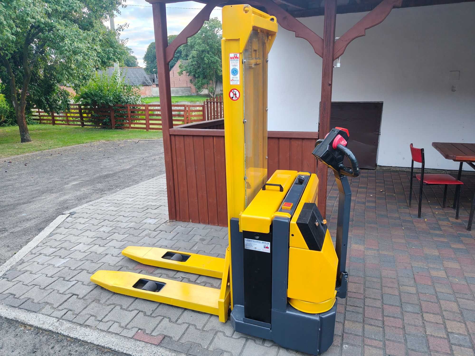 Wózek Paletowy Elektryczny JUNGHEINRICH z masztem, EXTRA STAN !