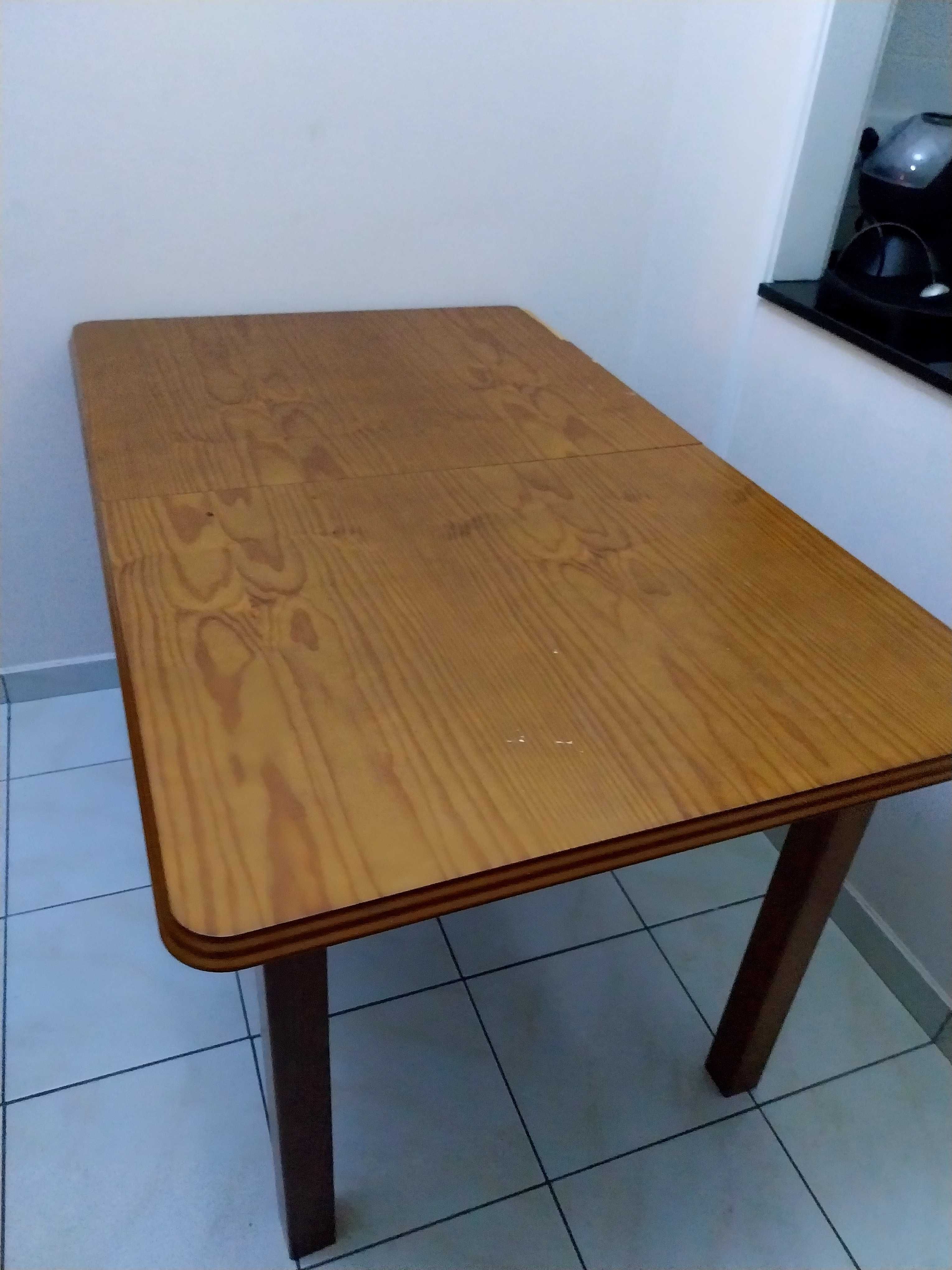 Mesa de madeira clara e 4 cadeiras
