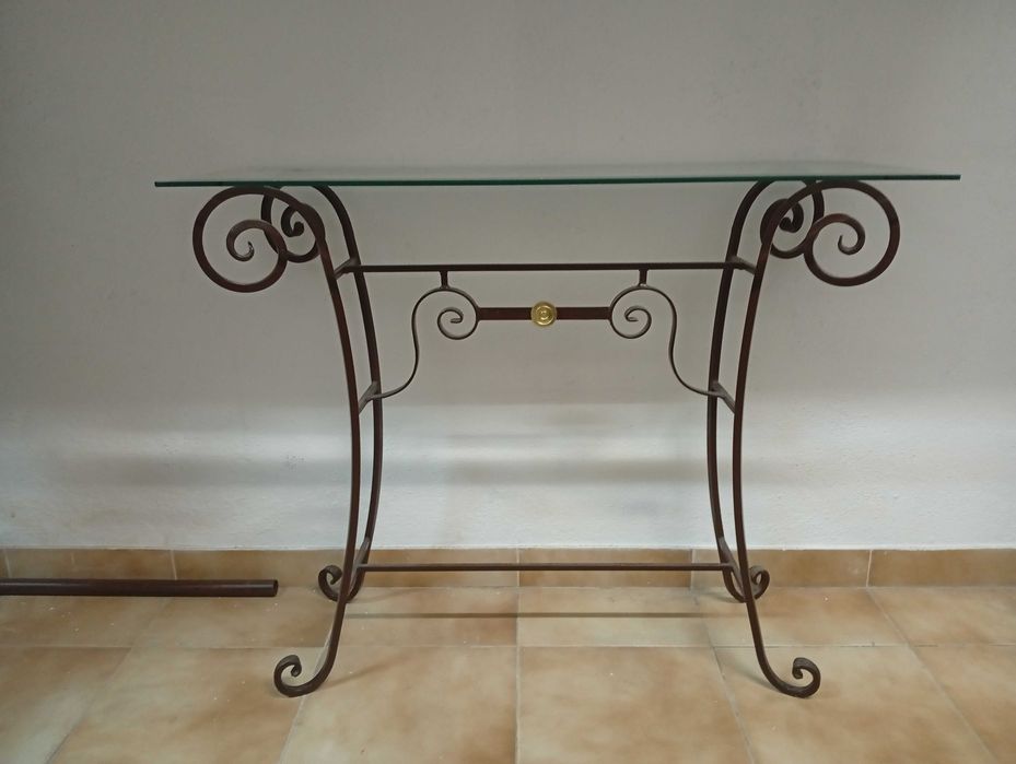 Mesa (de entrada) em ferro forjado com tampo de vidro.
