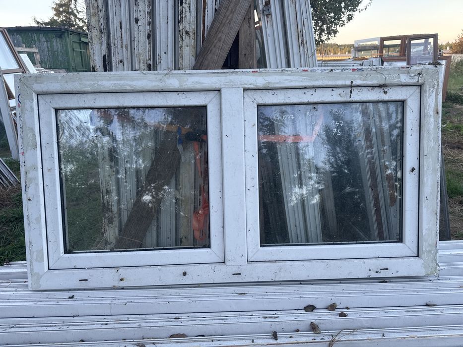 1x okno 147x85 biale plastikowe dzielone 50/50 niskie (dostwa, ru)