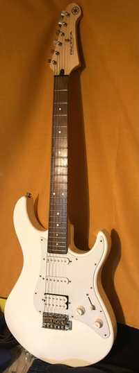 Guitarra electrica Yamaha Pacifica 012 Branca