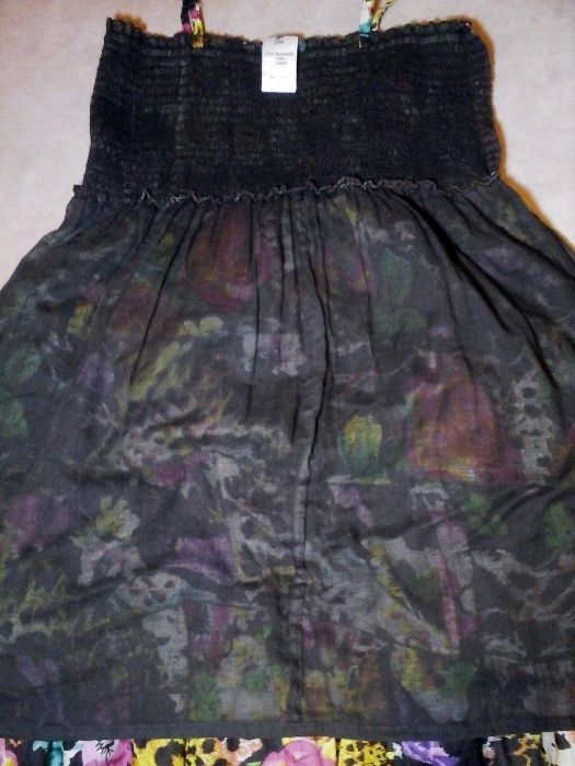 Яркий сарафан на бретелях пляжное платье