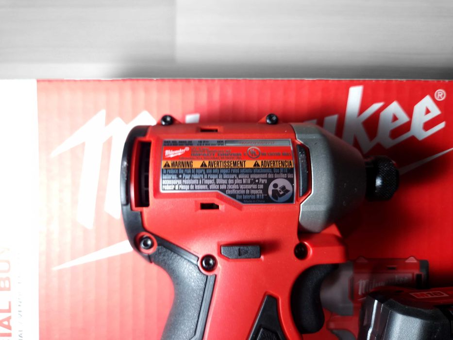 Бесщеточный импакт Milwaukee M18 3650-21 (ударный шуруповерт)