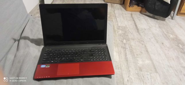 Laptop Asus w kolorze czerwonym