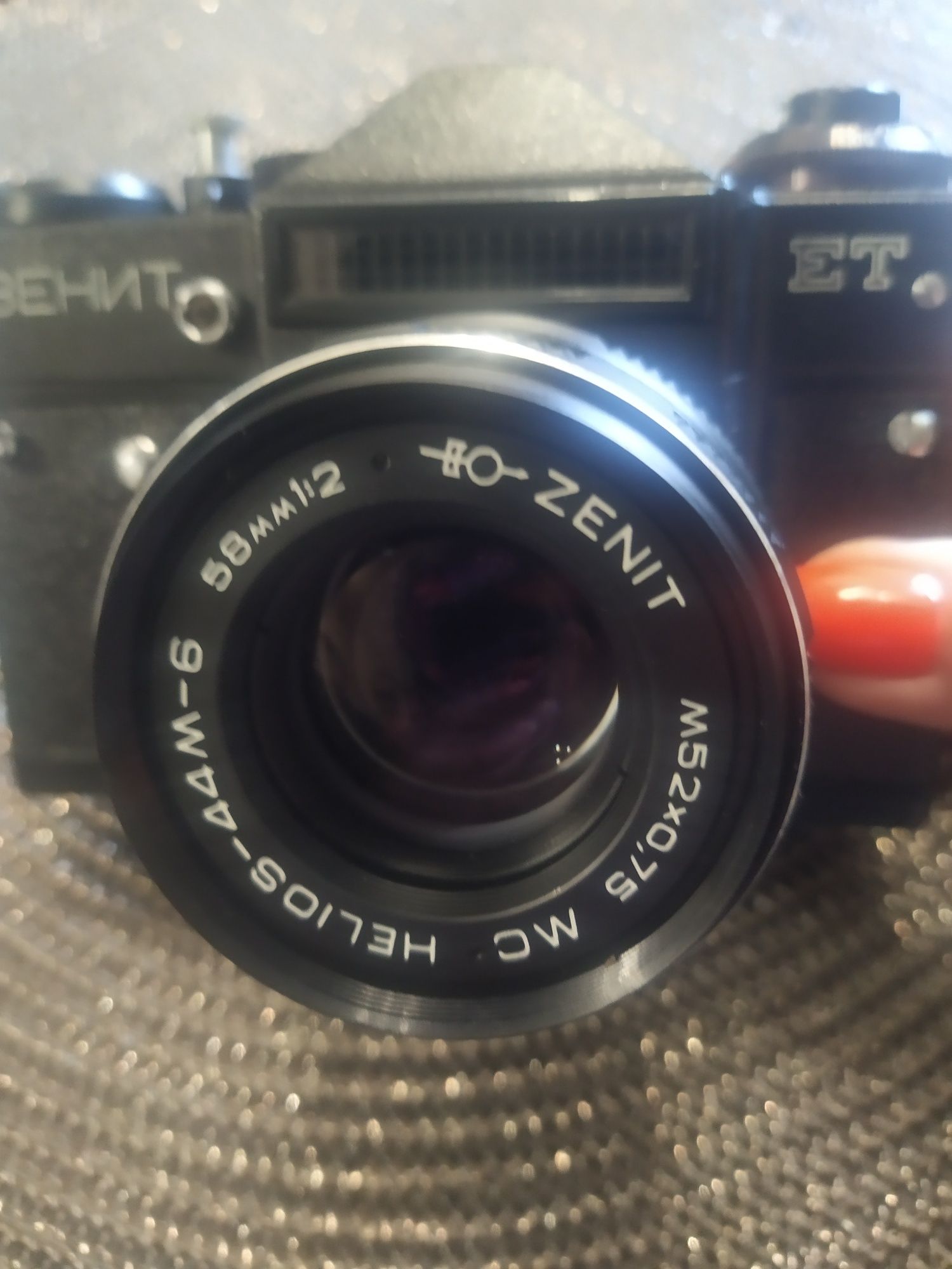 Aparat fotograficzny Zenit z obiektywem HELIOS