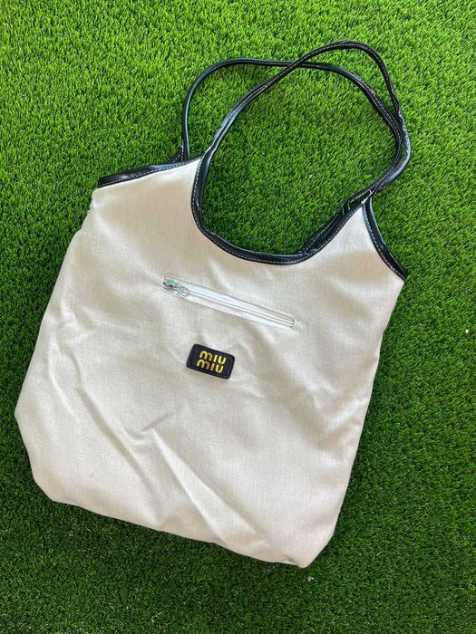 Miu Miu preta elegante