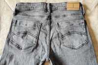 Jeans de rapaz marca Tommy Hilfiger (164cm)