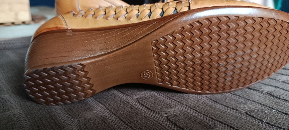 Buty damskie na koturnie