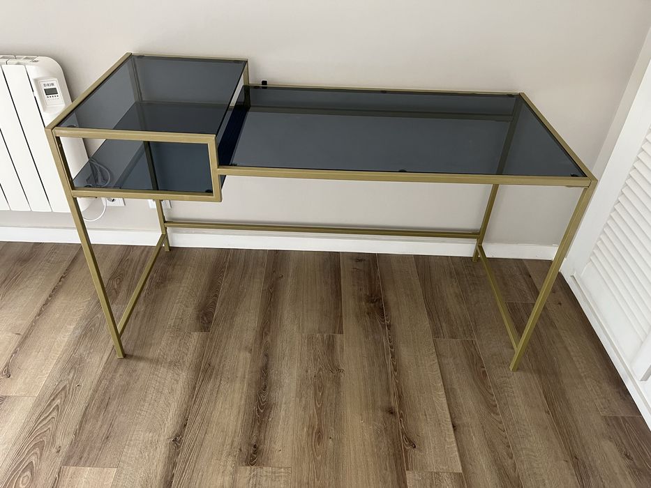 Secretaria de vidro com estrutura metálica