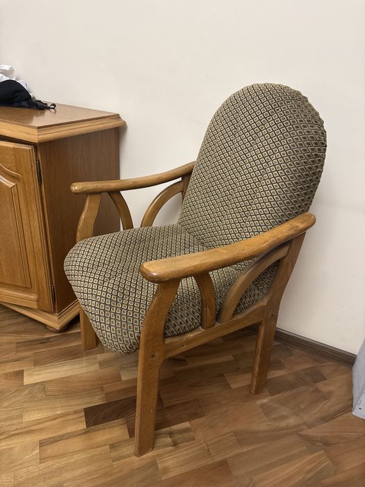 Стілець мʼякий з масиву дуба