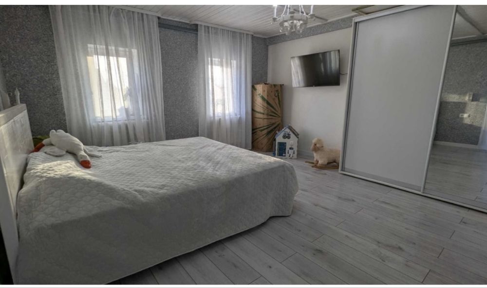 Очень срочно дом в пригороде , своя красивая територия