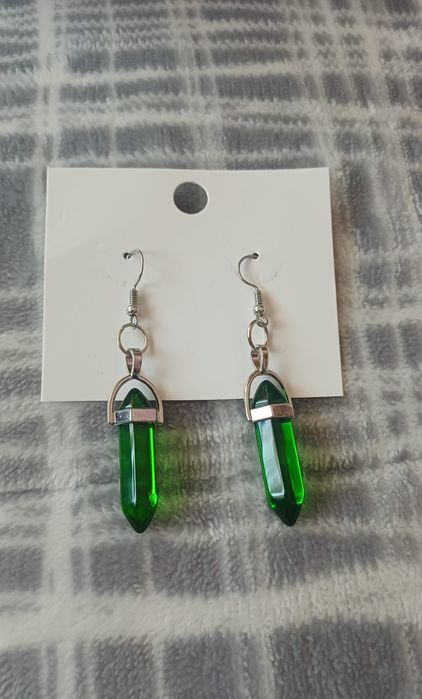 Brincos de pedras verdes