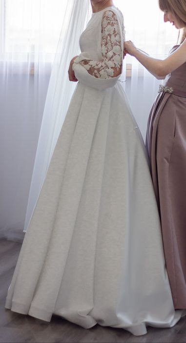Атласна весільна сукня