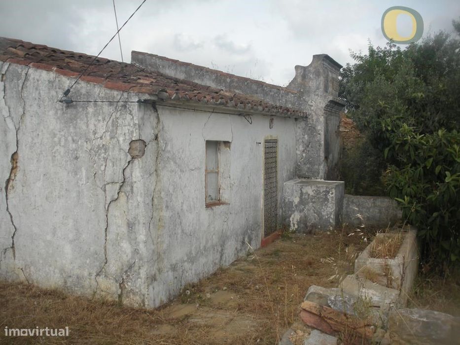 Ruína com 237 m2 com 2200 m2 de terreno