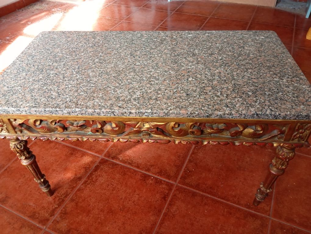 Mesa de apoio em madeira com tampo em granito