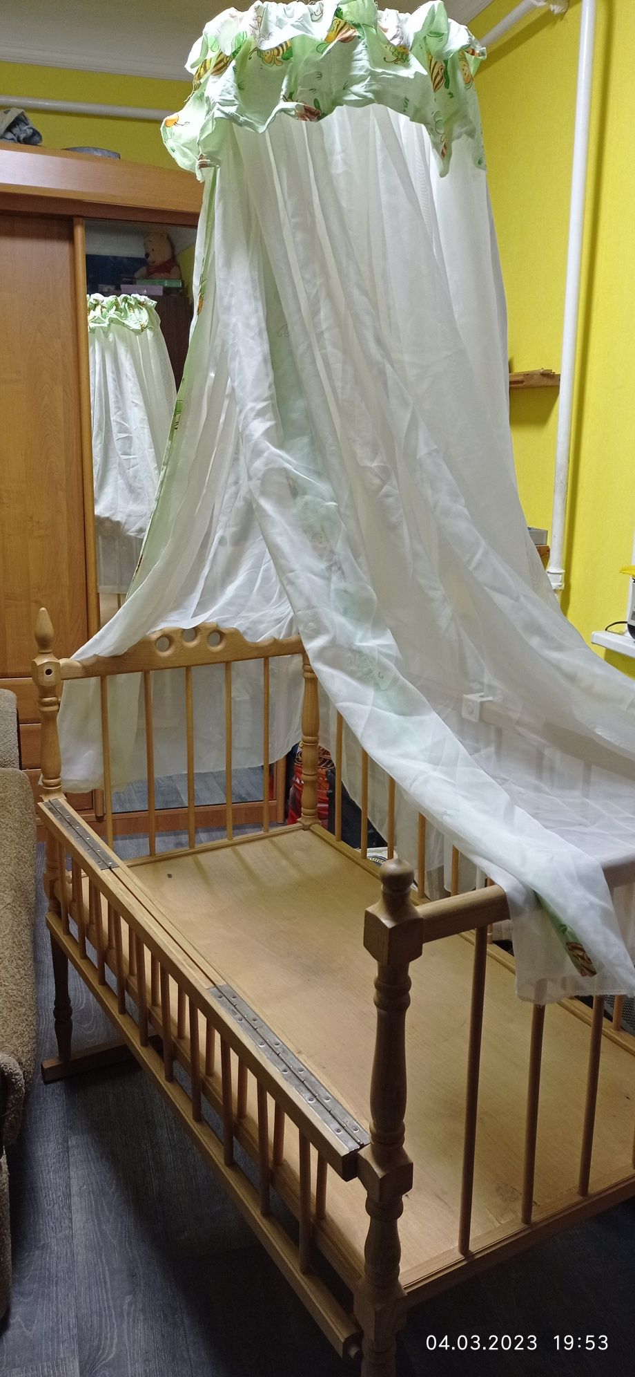 Дитяче ліжко з балдахіном