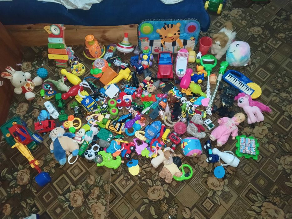 Велика коробка іграшок