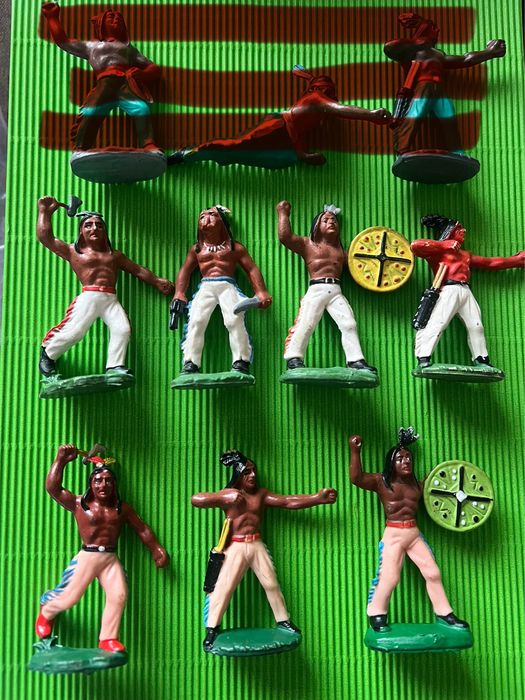 Фігурки у різних гумах