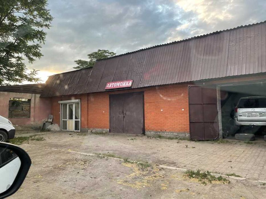 Сервісно-торгівельний комплекс з квартирою власника