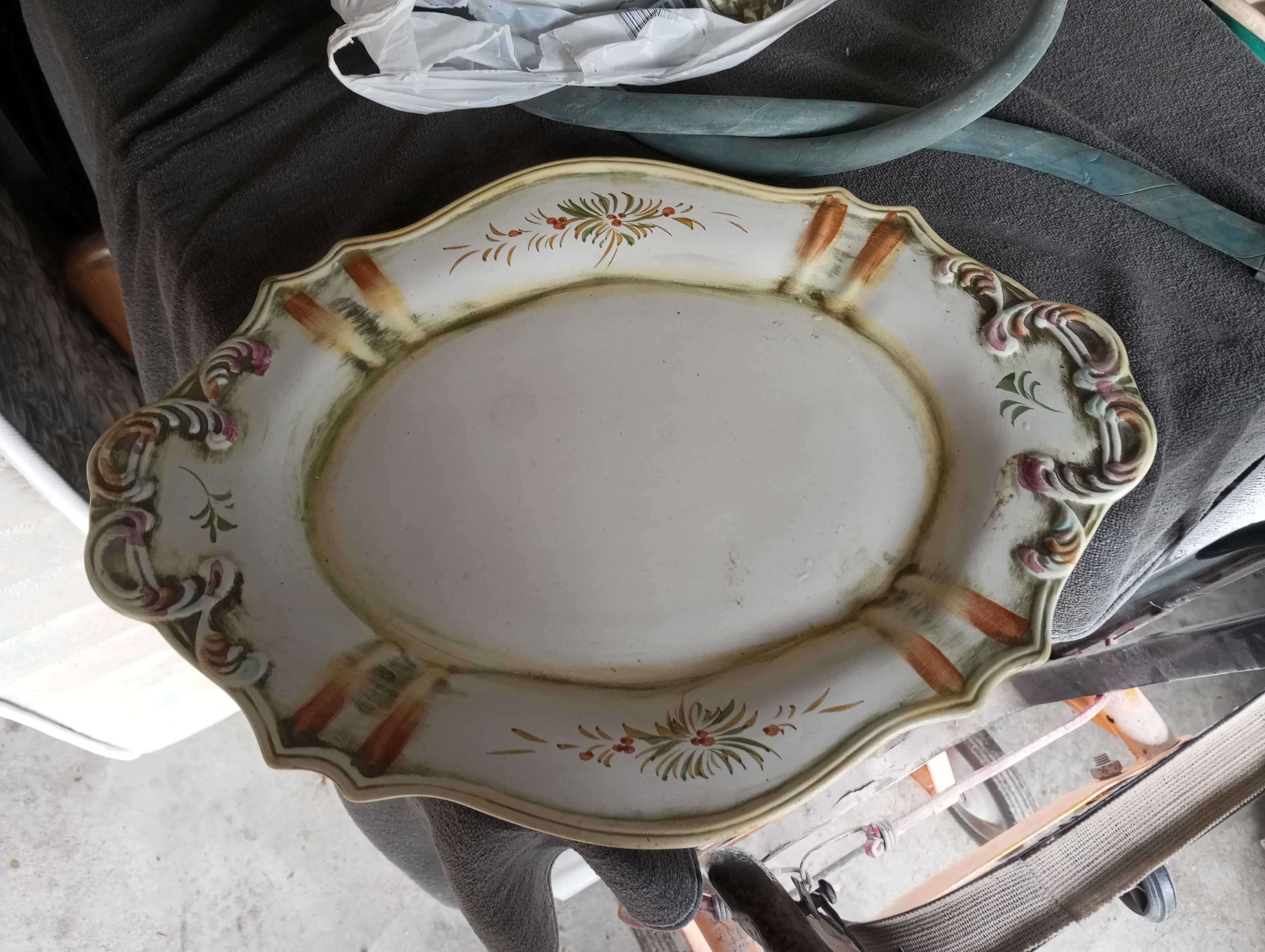 terrina com colher sem. Prato