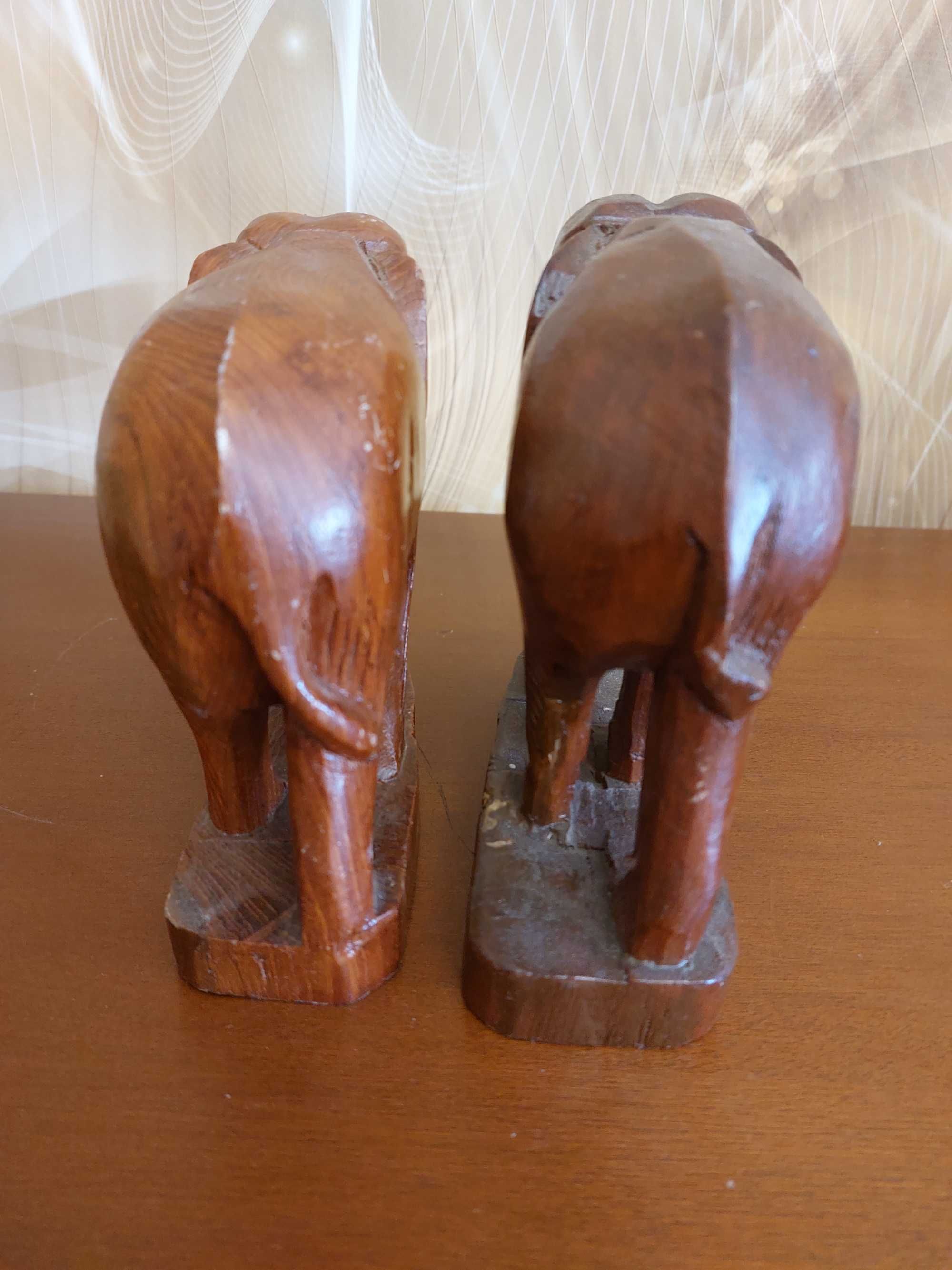 Drewniane słonie  na postumencie 2 sztuki