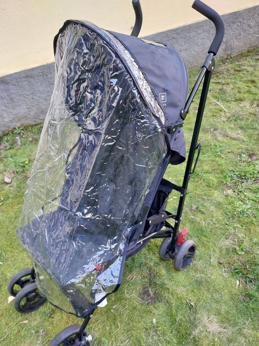 Carrinho de bebê com capa de chuva da marca Zippy.