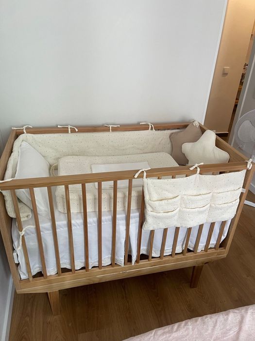 Cama de Bebê moderna em otimo estado