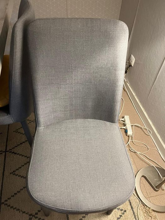 4 Cadeiras cinzentas área (30€ unidade)