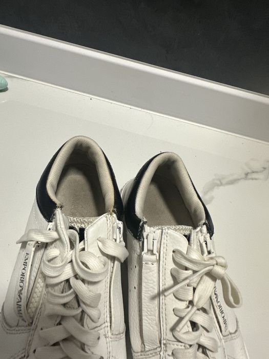 Білі кросівки armani