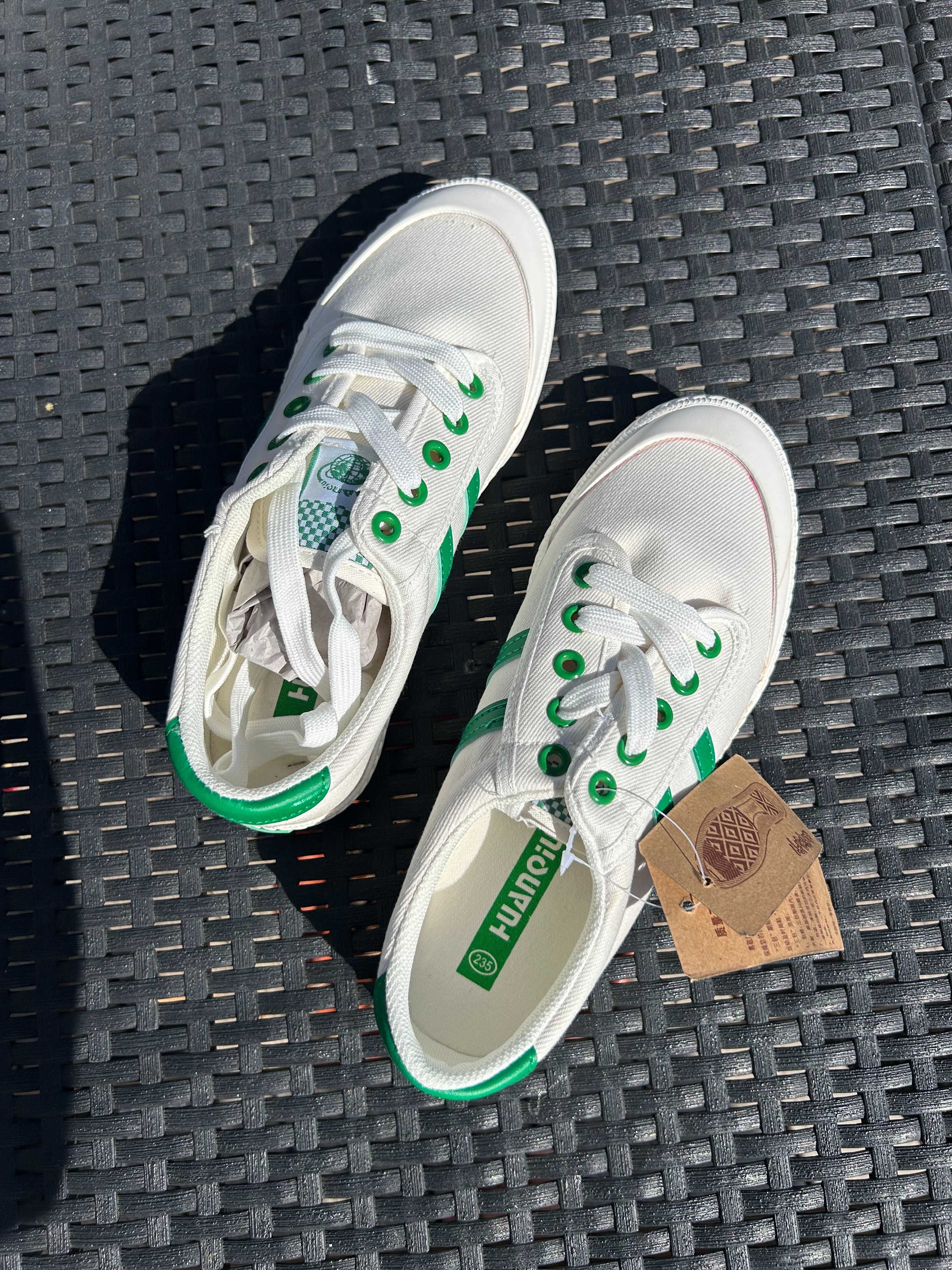 Tênis de Mulher branco com riscas Verde