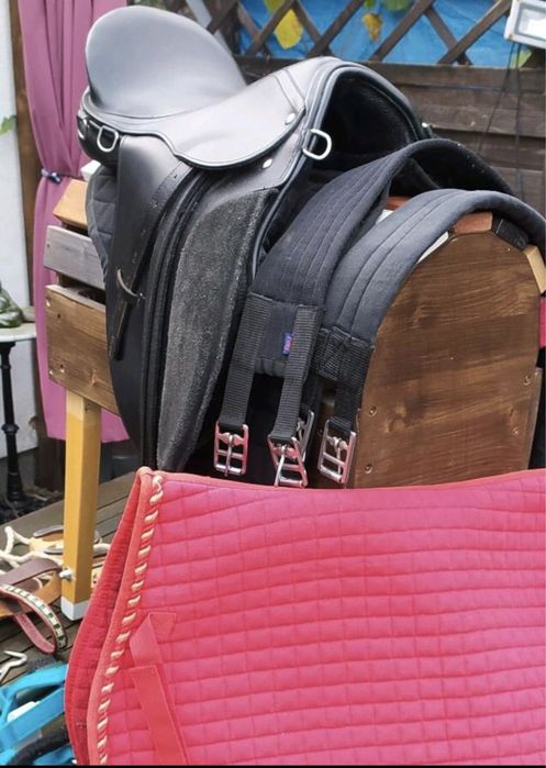 Продам універсальне Кінне сідло для верхової їзди