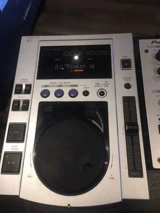 2 Pioneer CDJ100s