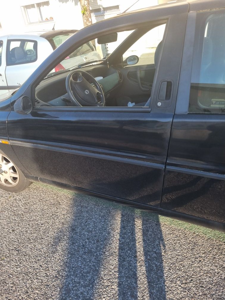 Carro lancya y10 preto