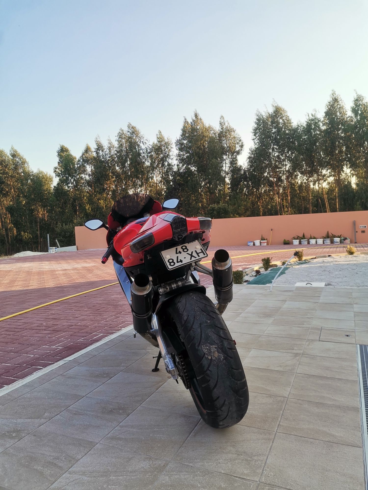 Aprilia rsv 1000
