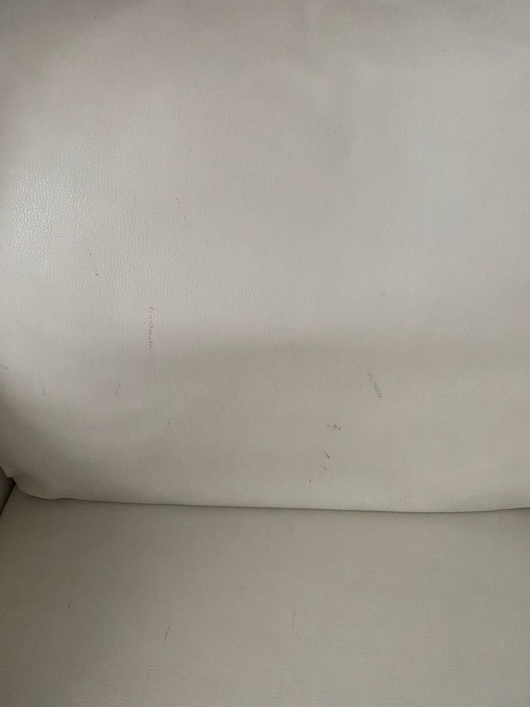 Cadeirao em napa branco