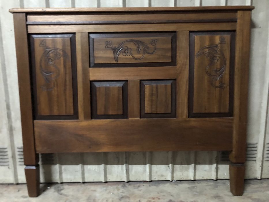 Painel de madeira com almofadas e baixo relevo