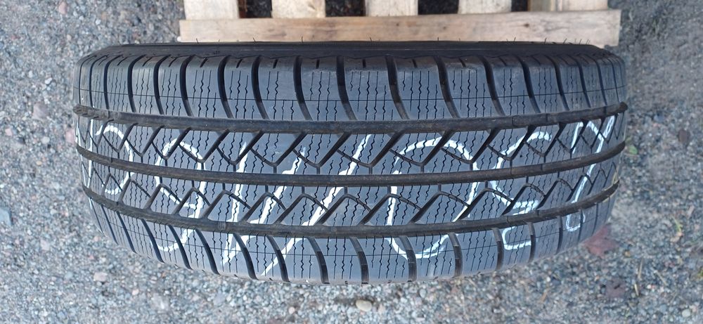 GOODYEAR 205/65R16C 107/105 T , pojedyńcza opona wielosezonowa .