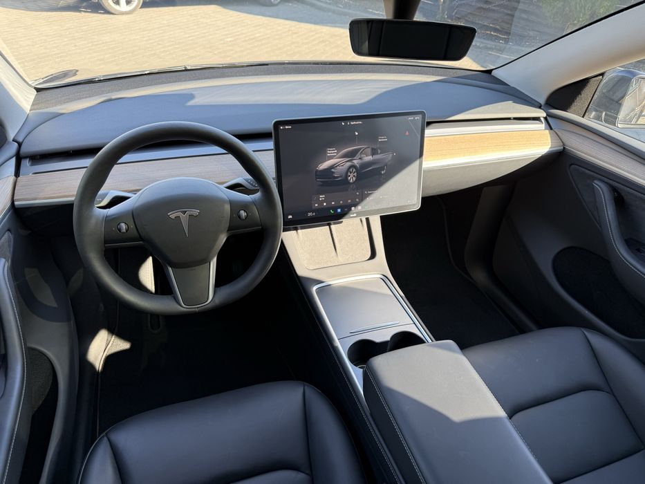 Продаю Tesla Y 2024