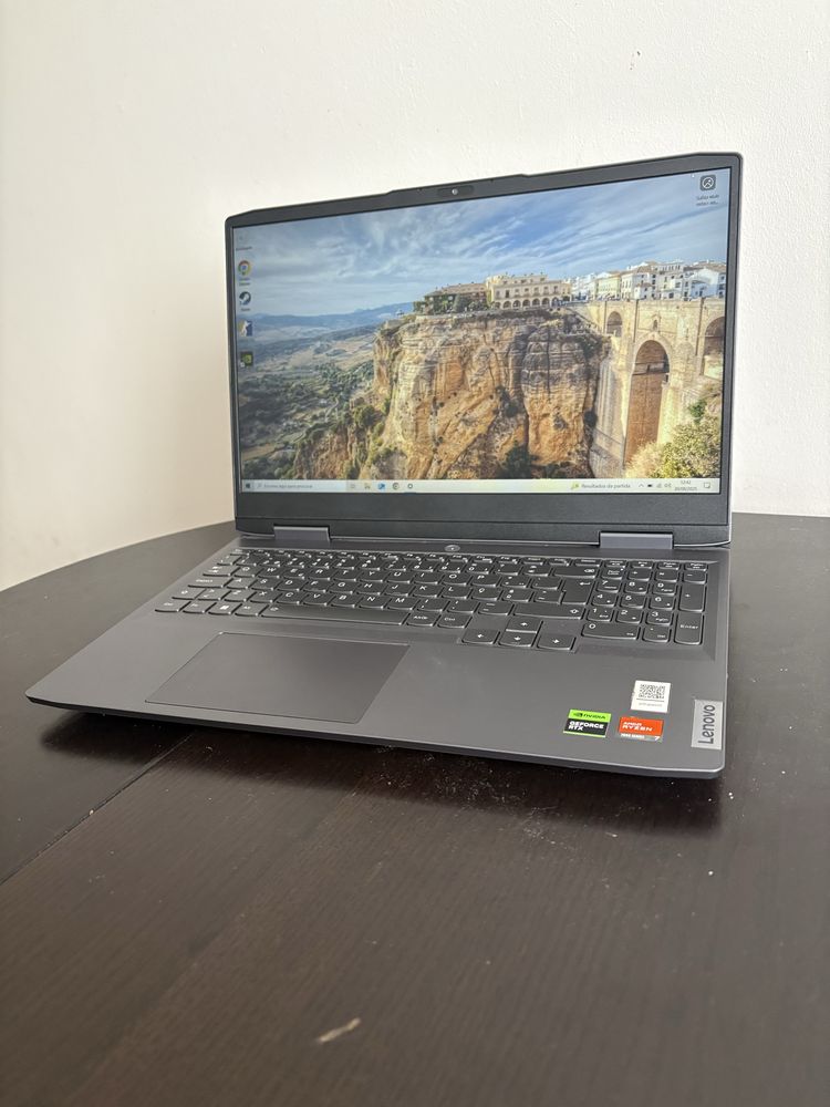 Portátil Lenovo LOQ Gaming Ryzen 7 16GB/256