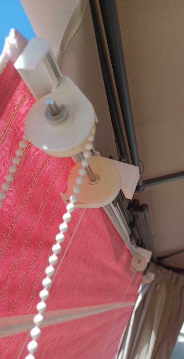 Cortina de rolo, na cor rosa