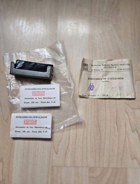 zawijarka do papierosów prl z 1983 r plus zapas bibułek retro